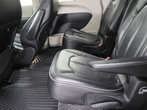 Used 2020 Chrysler Pacifica Limited FWD image 33