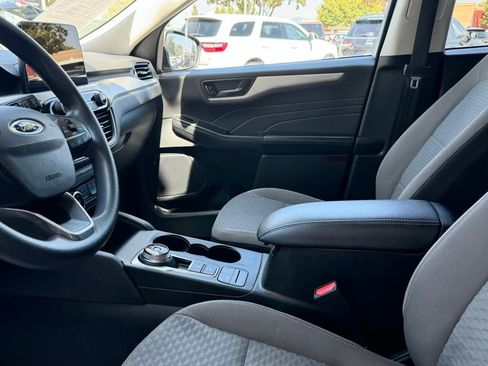 Used 2022 Ford Escape SE image 16