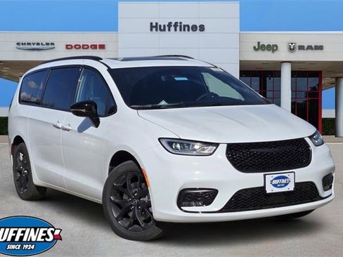 New 2026 Chrysler Pacifica Limited image 1