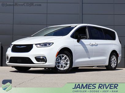 New 2026 Chrysler Pacifica Select
