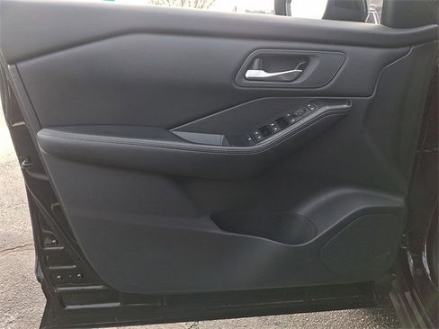 Used 2024 Nissan Rogue SV image 12