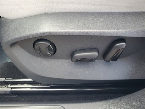 Certified 2025 Volkswagen Taos SE w/ Panoramic Sunroof Package image 18