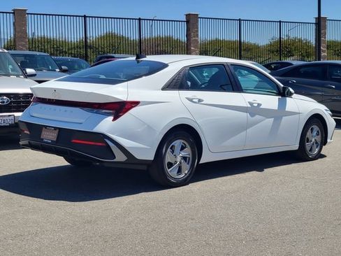 New 2026 Hyundai Elantra SE FWD image 3
