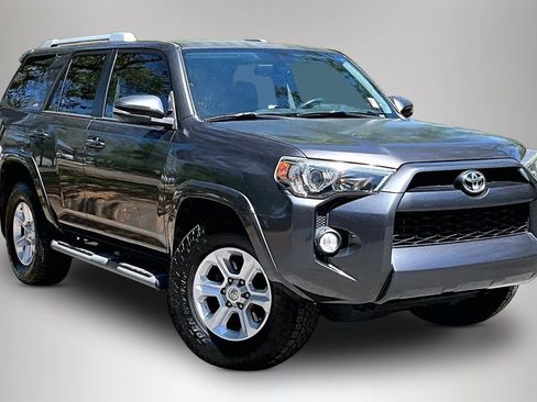 Used 2017 Toyota 4Runner SR5 Premium image 2