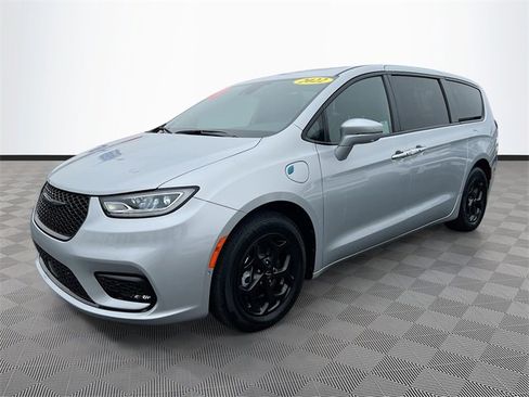 Used 2022 Chrysler Pacifica Limited w/ Uconnect Theater Family Group image 3