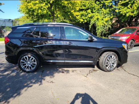 Used 2024 GMC Terrain Denali w/ Denali Premium Package AWD/4WD image 4
