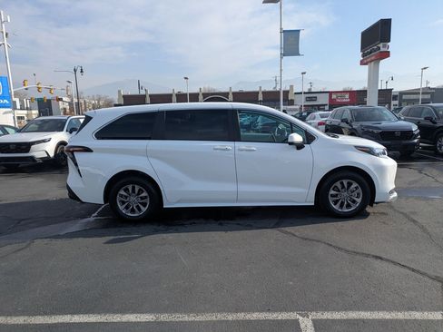 Used 2024 Toyota Sienna LE image 2