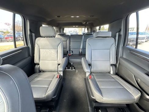 Used 2025 Chevrolet Suburban Premier image 25