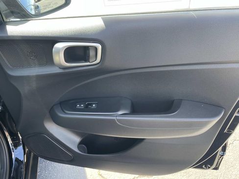 Certified 2025 Hyundai Venue SE image 27