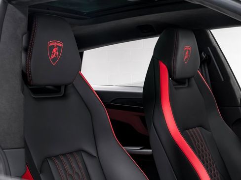 Used 2025 Lamborghini Urus SE image 40