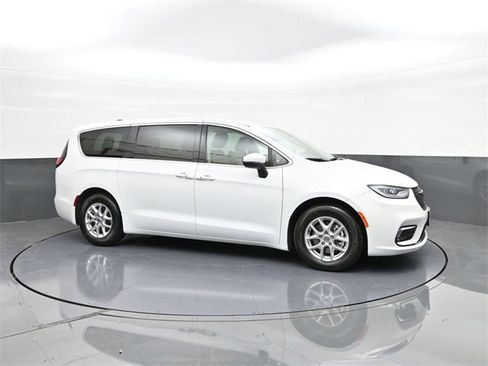 Used 2023 Chrysler Pacifica Touring-L image 17
