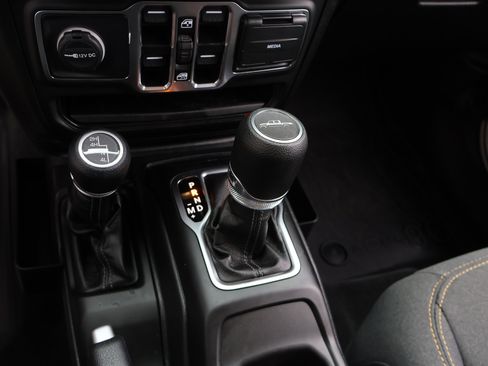 Used 2025 Jeep Gladiator Sport image 28