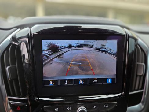 Used 2023 Chevrolet Traverse RS FWD image 25