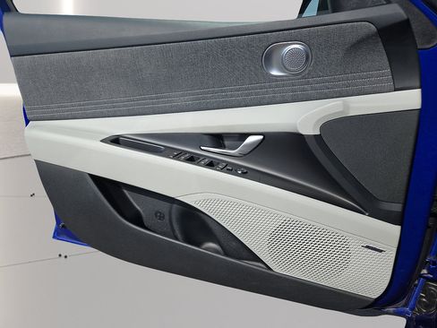Certified 2025 Hyundai Elantra Limited FWD image 14