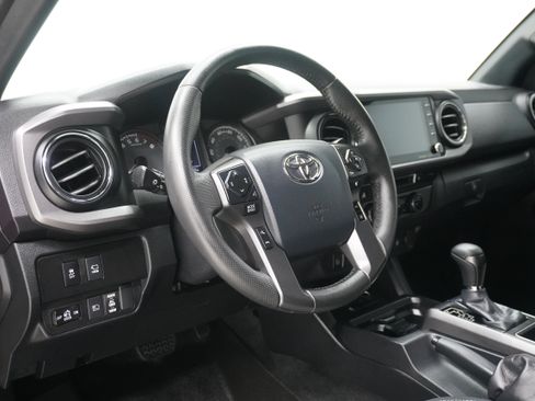 Used 2020 Toyota Tacoma TRD Off-Road w/ Advanced Technology Package AWD/4WD image 9