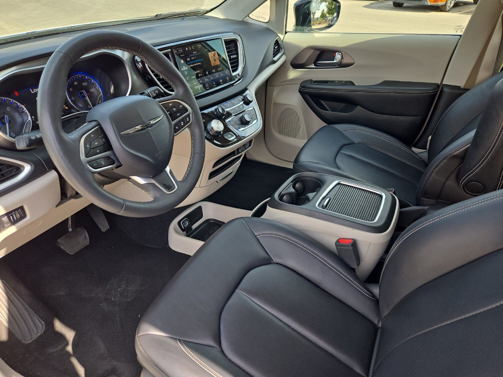 Used 2024 Chrysler Pacifica Touring-L FWD image 9