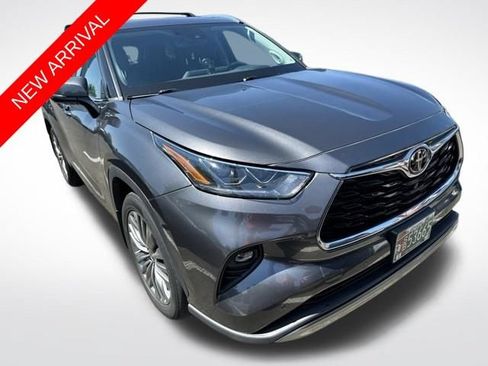 Used 2022 Toyota Highlander Platinum AWD/4WD image 1
