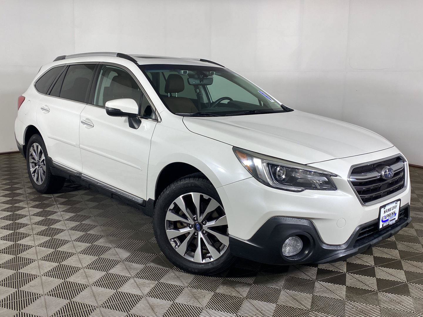 Used 2019 Subaru Outback 2.5i Touring AWD/4WD image 1