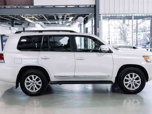 Used 2018 Toyota Land Cruiser image 8