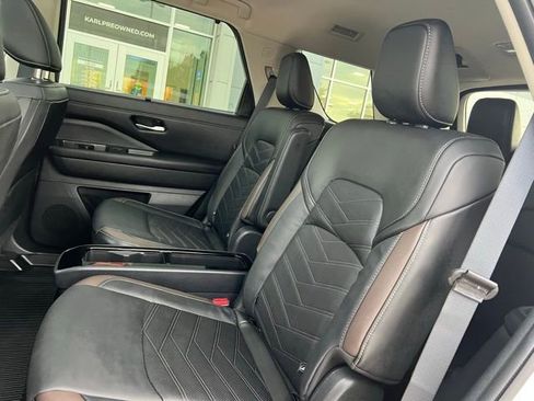 Used 2024 Nissan Pathfinder Platinum image 24
