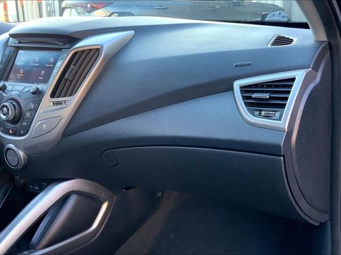 Used 2013 Hyundai Veloster w/Gray Int image 17