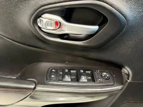 Used 2015 Jeep Cherokee Trailhawk w/ Comfort/Convenience Group image 41