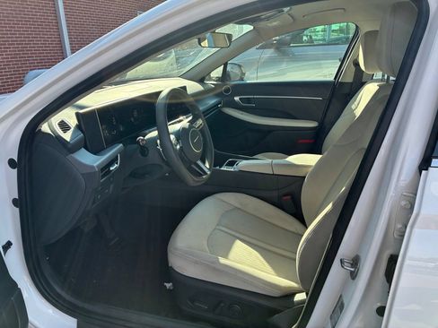 Used 2025 Hyundai Sonata SEL FWD image 2