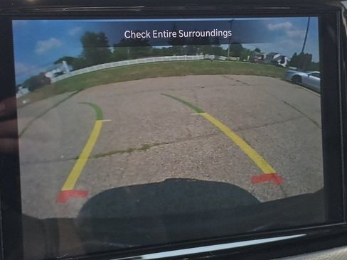 Used 2023 Chrysler Pacifica Touring-L FWD image 3
