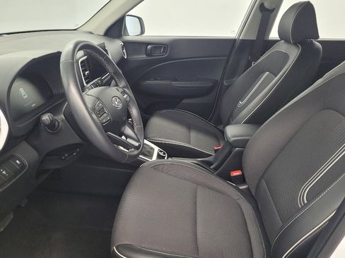 Used 2025 Hyundai Venue Limited FWD image 17