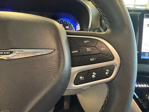 Used 2024 Chrysler Pacifica Touring-L FWD image 12