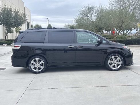 Used 2013 Toyota Sienna SE image 2