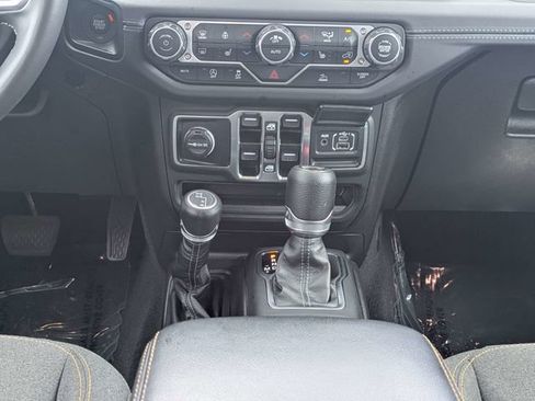 Used 2025 Jeep Wrangler Unlimited Sahara AWD/4WD image 19