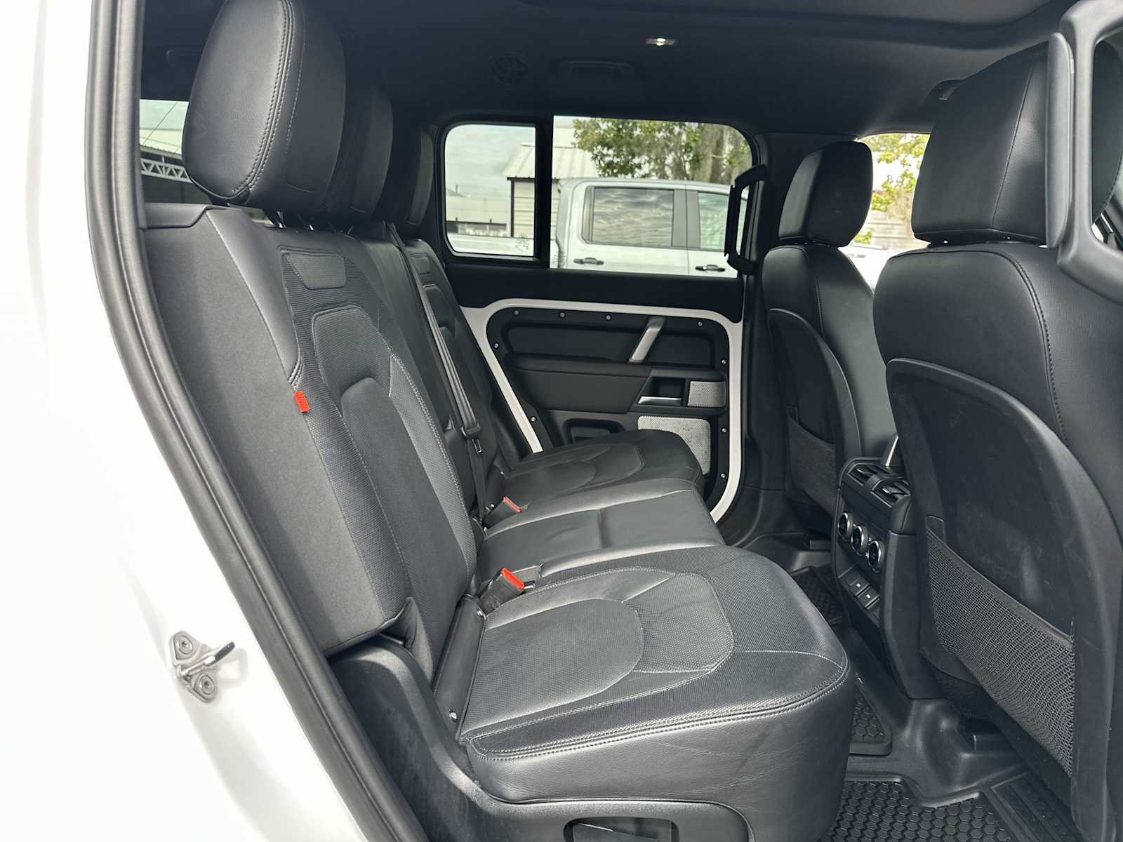 Used 2024 Land Rover Defender 130 X-Dynamic SE AWD/4WD image 18