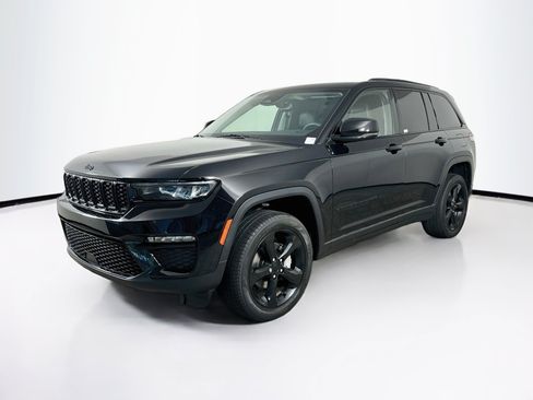 Used 2023 Jeep Grand Cherokee Limited w/ Black Appearance Package AWD/4WD image 3