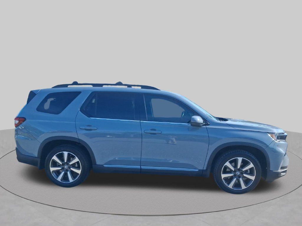 Used 2025 Honda Pilot Touring image 4