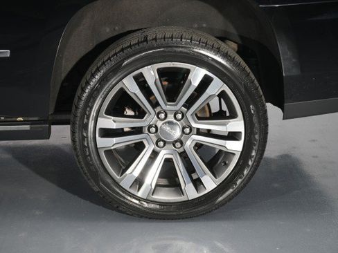 Used 2020 GMC Yukon Denali w/ Denali Premium Package image 28