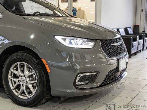 Used 2022 Chrysler Pacifica Touring image 4