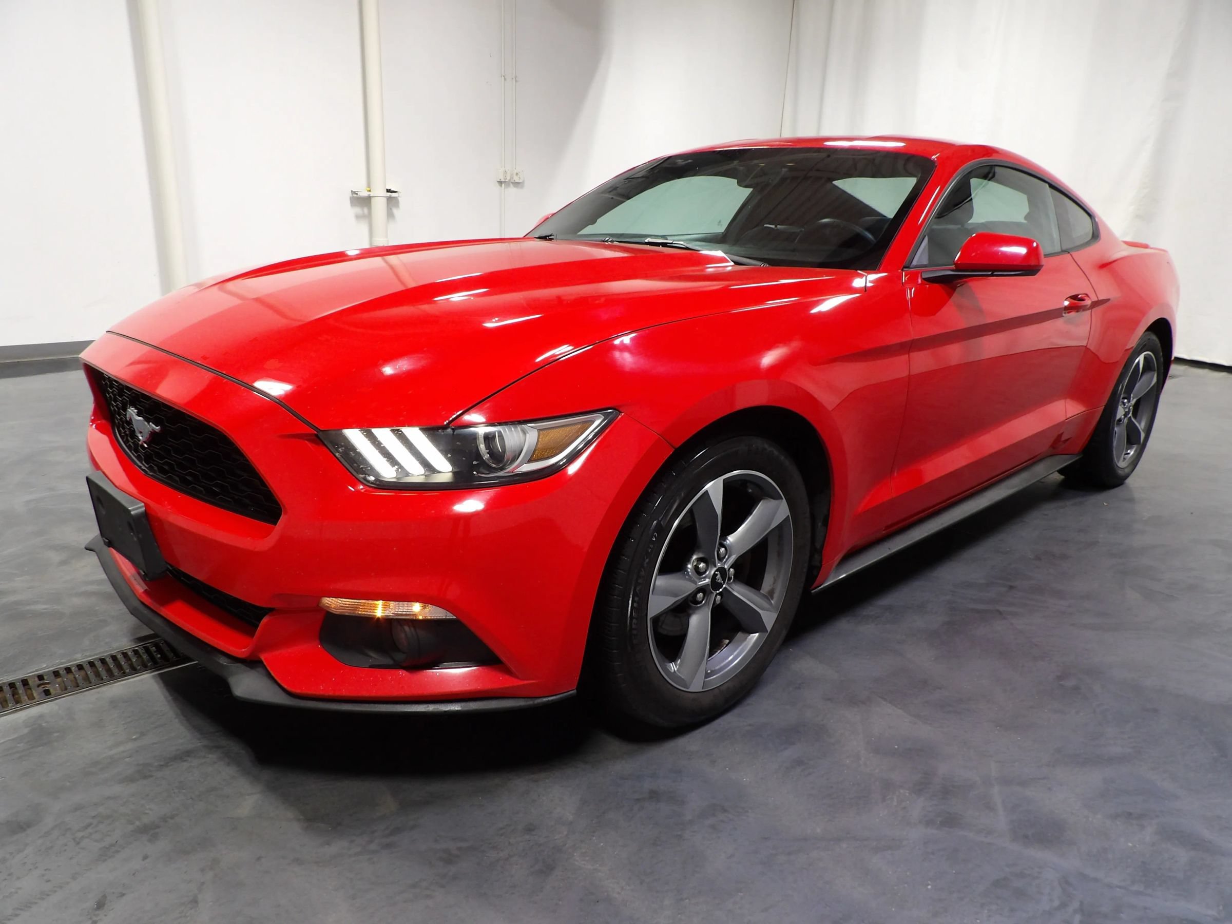 Used 2015 Ford Mustang Coupe RWD image 3