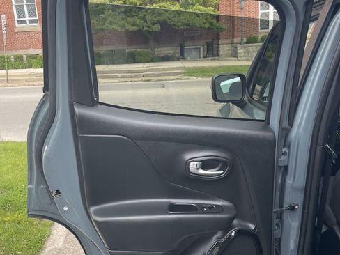 Used 2017 Jeep Renegade Altitude FWD image 9