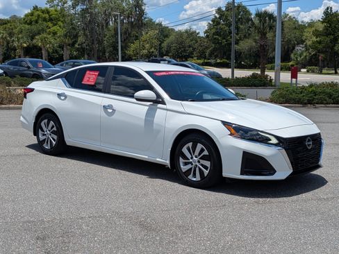 Certified 2023 Nissan Altima 2.5 S FWD image 2