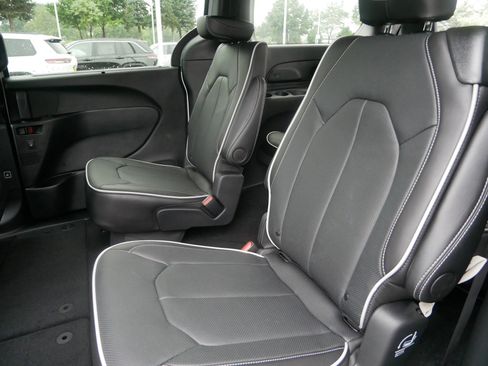 New 2026 Chrysler Pacifica Limited w/ S Appearance Package image 10