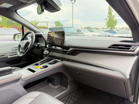 Used 2021 Toyota Sienna XSE w/ XSE Plus Package FWD image 33