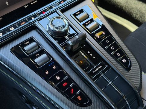 Used 2025 Aston Martin V8 Vantage Coupe image 33