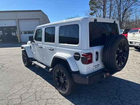 Used 2025 Jeep Wrangler Sahara image 7