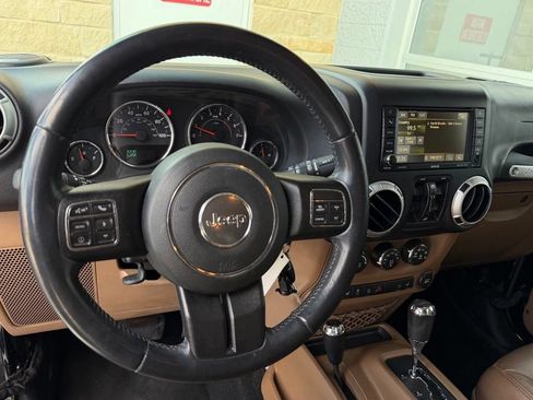 Used 2016 Jeep Wrangler Unlimited Sahara w/ Connectivity Group AWD/4WD image 11
