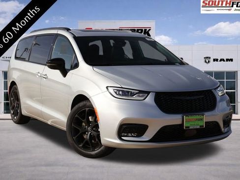 New 2026 Chrysler Pacifica Limited image 1