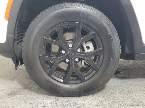 Used 2025 Jeep Grand Cherokee Altitude image 8