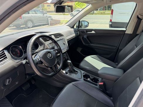 Used 2018 Volkswagen Tiguan SE w/ Panoramic Sunroof Package FWD image 9