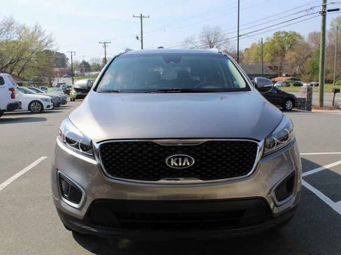 Used 2018 Kia Sorento LX image 2