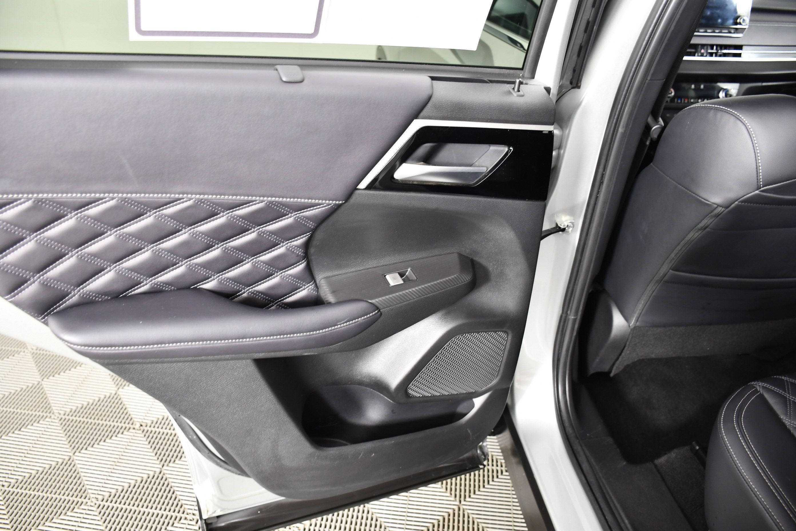 Used 2024 Mitsubishi Outlander SEL AWD/4WD image 43